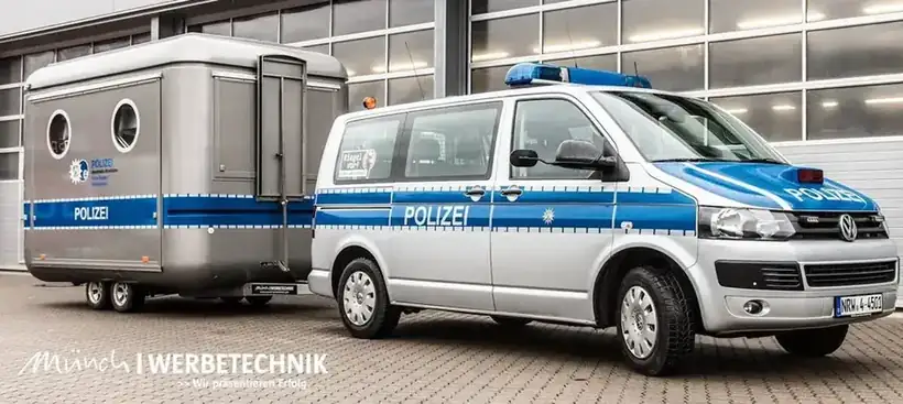 Polizeifahrzeug mit Anhänger – Einsatz- & Sonderfahrzeuge von Münch Werbetechnik Siegen
