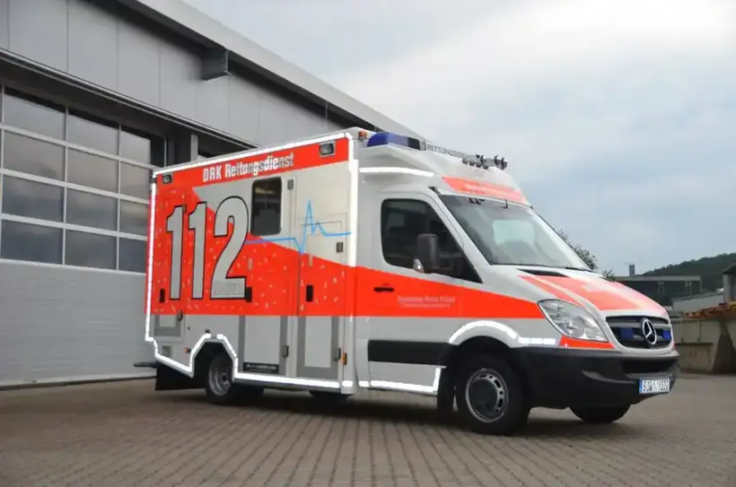 Rettungswagen DRK seitlich – Einsatz- & Sonderfahrzeuge von Münch Werbetechnik Siegen