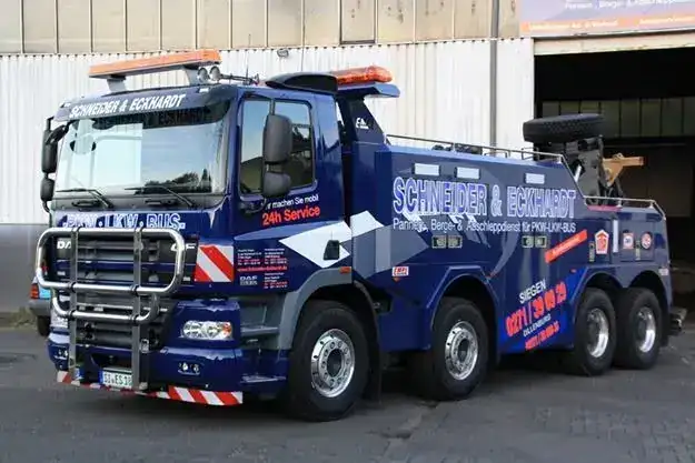 Abschleppwagen Schneider Eckhardt – Fahrzeugbeschriftung von Münch Werbetechnik Siegen