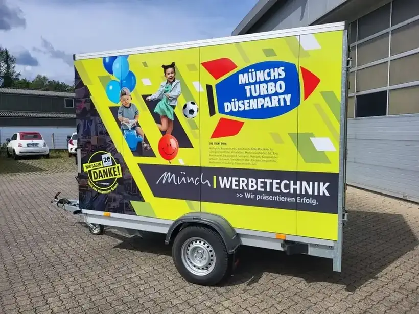 Anhänger Turbo Düsenparty – Fahrzeugbeschriftung von Münch Werbetechnik Siegen