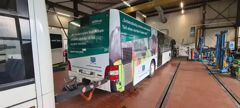 Bus Folierung Halle – Fahrzeugbeschriftung von Münch Werbetechnik Siegen
