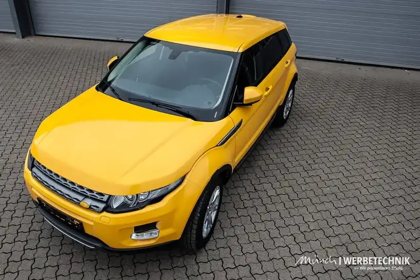 Evoque gelb Seitenansicht – Fahrzeugbeschriftung von Münch Werbetechnik Siegen