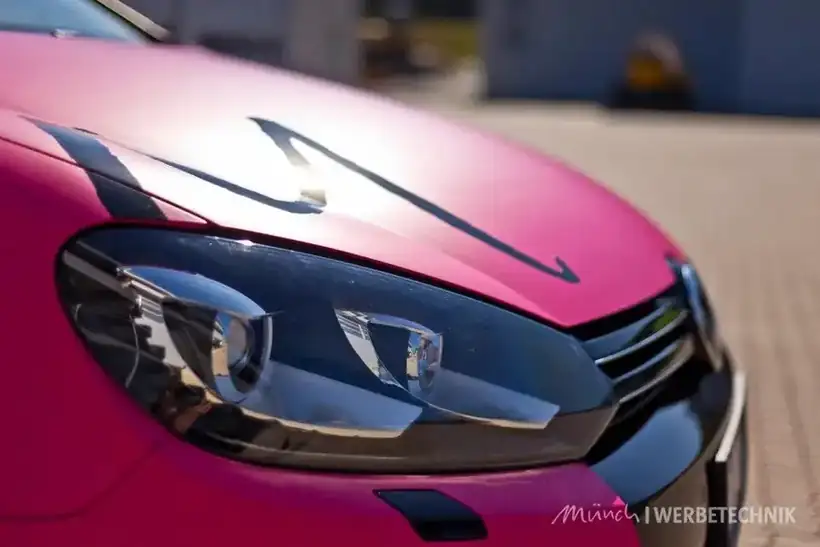 Golf Frontdetail pink – Fahrzeugbeschriftung von Münch Werbetechnik Siegen