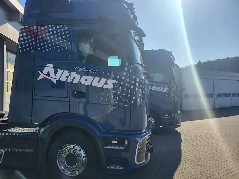 LKW dunkelblau Althaus – Fahrzeugbeschriftung von Münch Werbetechnik Siegen