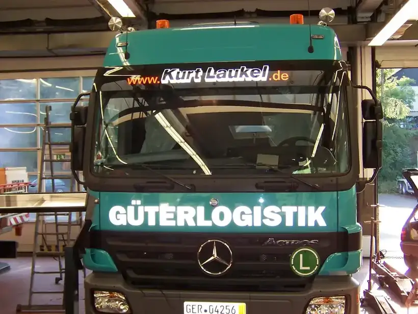LKW Güterlogistik Frontbeschriftung – Fahrzeugbeschriftung von Münch Werbetechnik Siegen