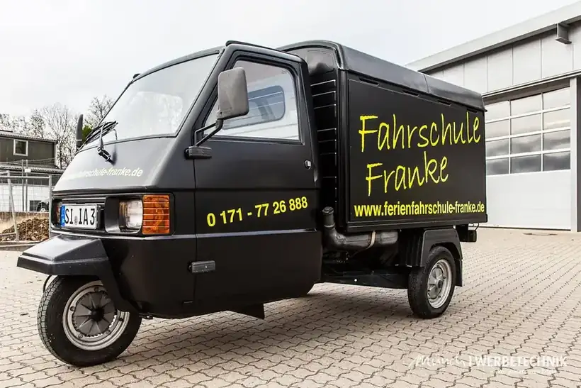 Piaggio Ape Fahrschule Franke – Fahrzeugbeschriftung von Münch Werbetechnik Siegen