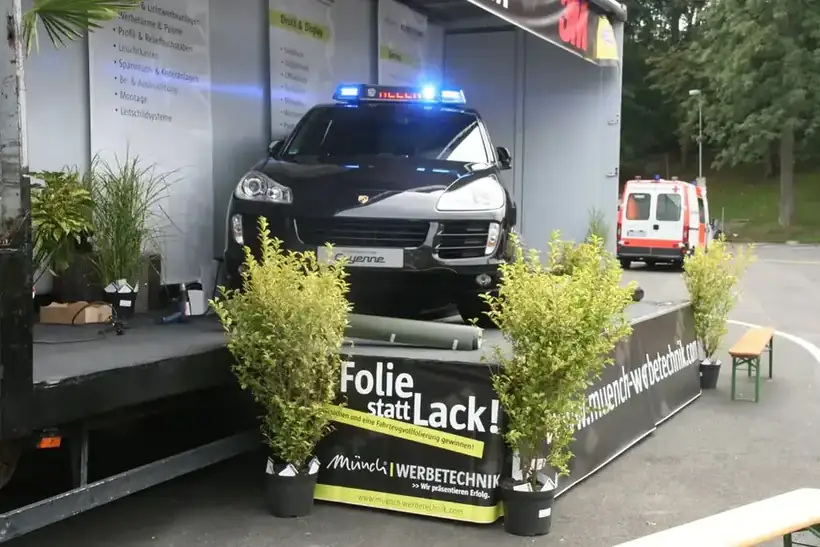Polizeiwagen Ausstellung Folie – Fahrzeugbeschriftung von Münch Werbetechnik Siegen