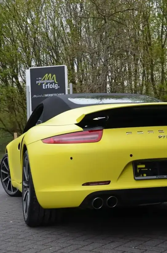 Porsche gelb Vollfolierung – Fahrzeugbeschriftung von Münch Werbetechnik Siegen