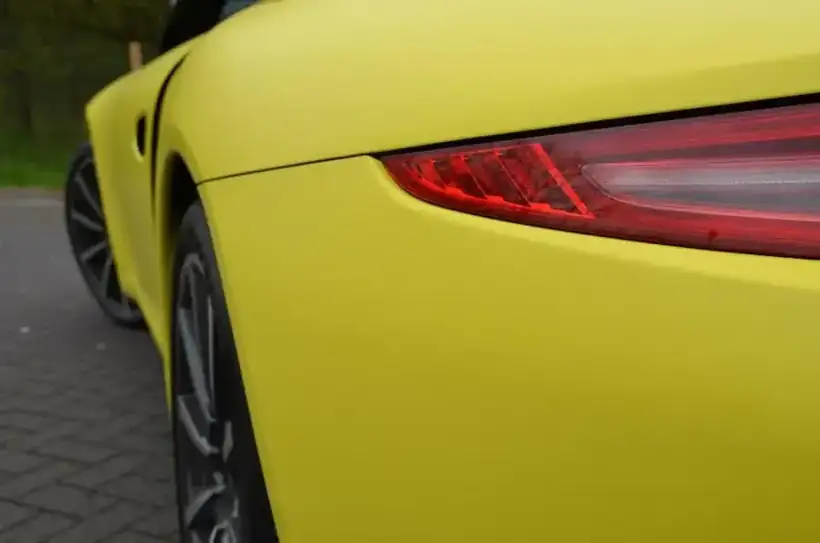 Porsche Heckdetail gelb – Fahrzeugbeschriftung von Münch Werbetechnik Siegen
