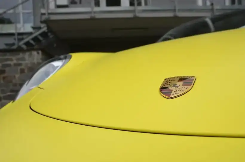 Porsche Motorhaube gelb – Fahrzeugbeschriftung von Münch Werbetechnik Siegen