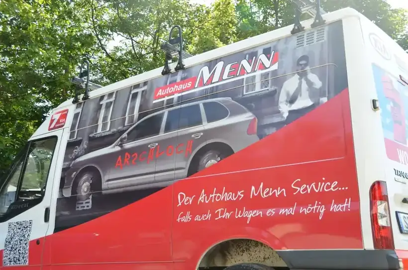 Transporter Autohaus Menn – Fahrzeugbeschriftung von Münch Werbetechnik Siegen