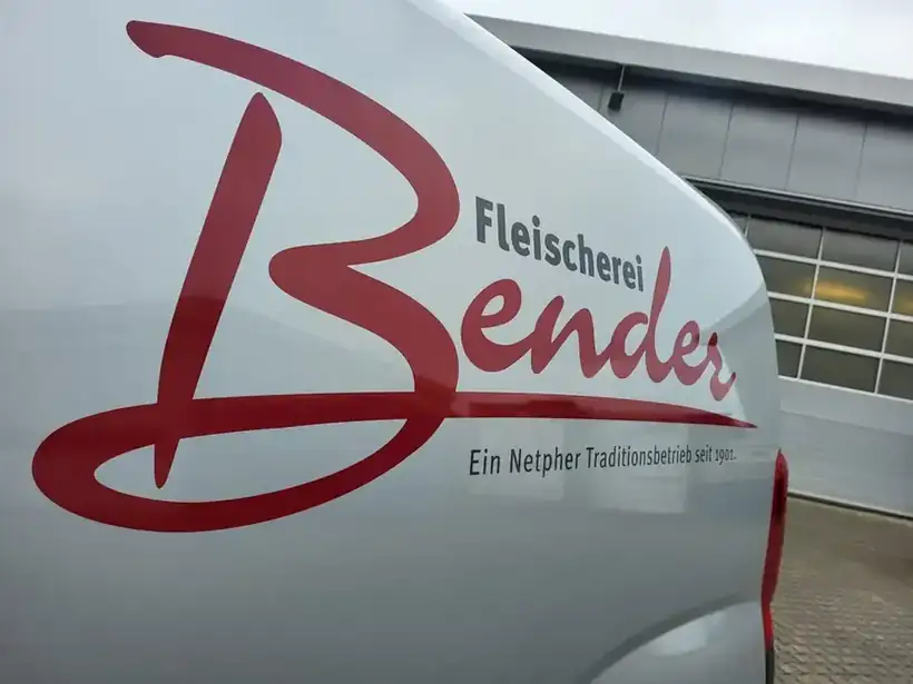Transporter Bender Schriftzug – Fahrzeugbeschriftung von Münch Werbetechnik Siegen