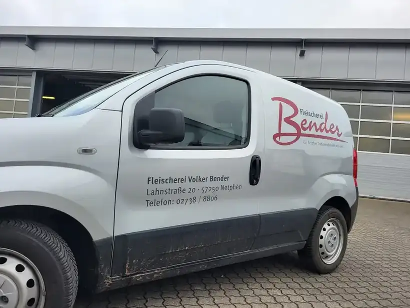 Transporter Fleischerei Bender – Fahrzeugbeschriftung von Münch Werbetechnik Siegen