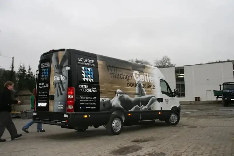 Transporter Holschbach Heckansicht – Fahrzeugbeschriftung von Münch Werbetechnik Siegen