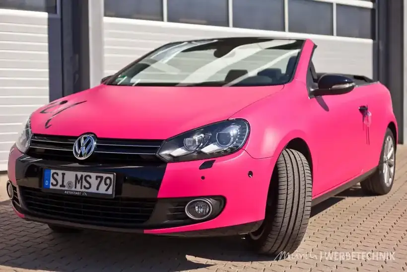 VW Golf Cabrio pink Seitenansicht – Fahrzeugbeschriftung von Münch Werbetechnik Siegen