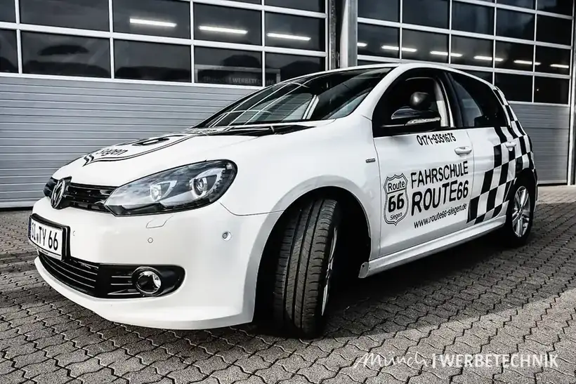 VW Golf Fahrschule Route 66 – Fahrzeugbeschriftung von Münch Werbetechnik Siegen