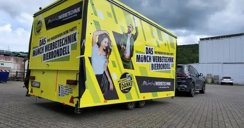 Werbeanhänger Bierrondell – Fahrzeugbeschriftung von Münch Werbetechnik Siegen