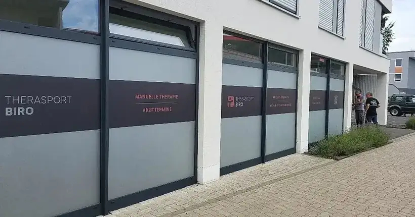 Fensterbeschriftung Therasport BIRO – Glas, Fassade & Gebäude von Münch Werbetechnik Siegen