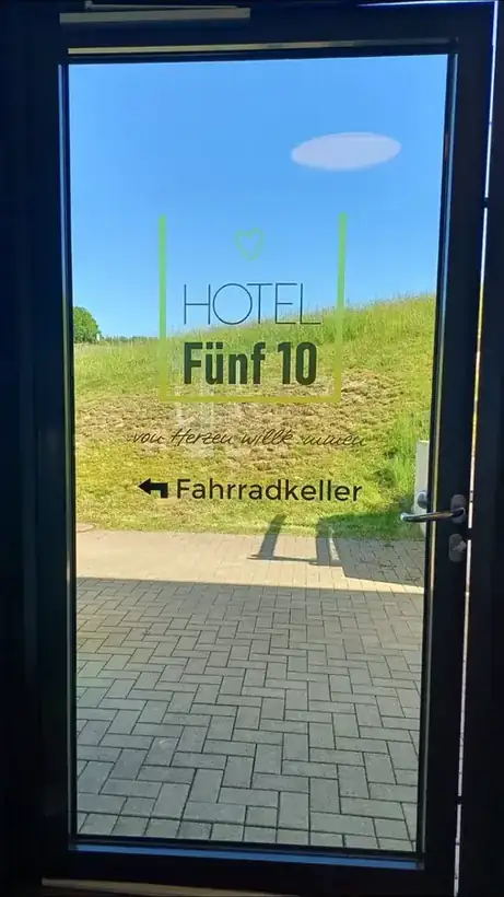 Glastürbeschriftung Hotel Fünf 10 – Glas, Fassade & Gebäude von Münch Werbetechnik Siegen