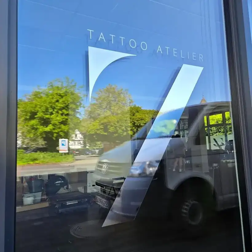 Schaufensterbeschriftung Tattoo Atelier – Glas, Fassade & Gebäude von Münch Werbetechnik Siegen