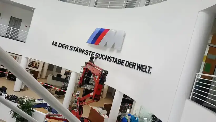 Wandbeschriftung BMW Halle – Glas, Fassade & Gebäude von Münch Werbetechnik Siegen