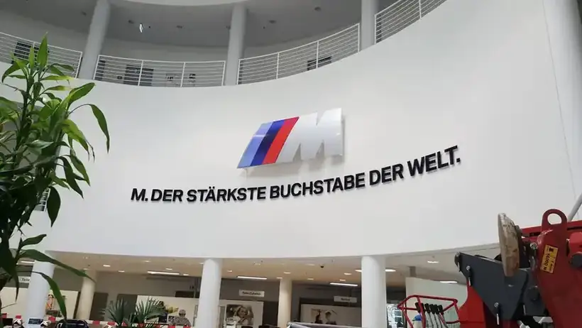 Wandbeschriftung BMW M – Glas, Fassade & Gebäude von Münch Werbetechnik Siegen