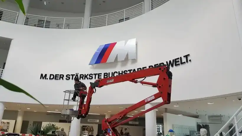 Wandbeschriftung BMW M Autohaus – Glas, Fassade & Gebäude von Münch Werbetechnik Siegen
