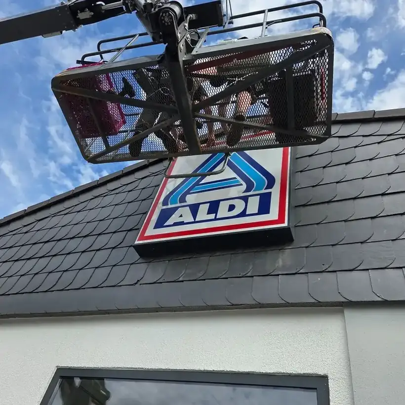 ALDI Leuchtkasten Montage Hubsteiger – Licht- & Außenwerbung von Münch Werbetechnik Siegen