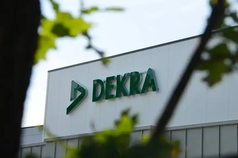 DEKRA Fassadenlogo – Licht- & Außenwerbung von Münch Werbetechnik Siegen