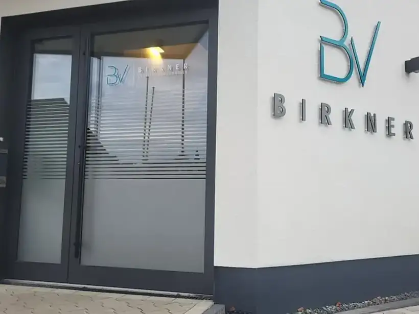 Fassadenbuchstaben BV Birkner – Licht- & Außenwerbung von Münch Werbetechnik Siegen