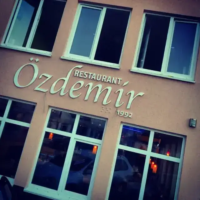 Fassadenschriftzug Restaurant Özdemir – Licht- & Außenwerbung von Münch Werbetechnik Siegen