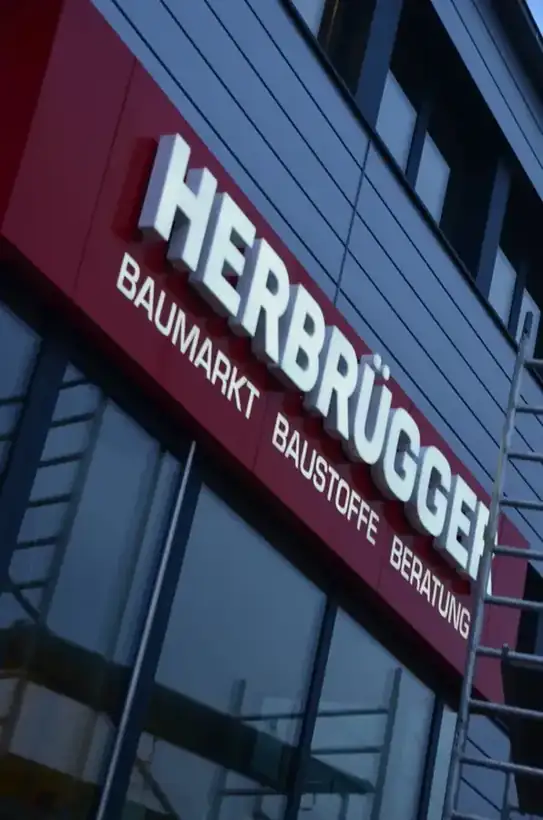 Herbrügger Buchstaben Detail – Licht- & Außenwerbung von Münch Werbetechnik Siegen