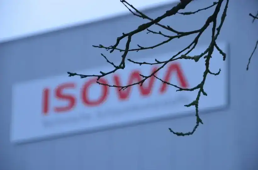 ISOWA Fassadenlogo Nahaufnahme – Licht- & Außenwerbung von Münch Werbetechnik Siegen