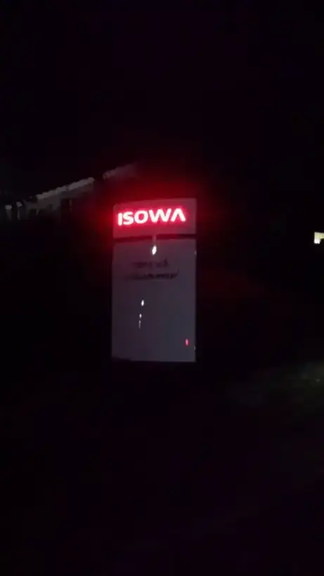ISOWA Pylon beleuchtet – Licht- & Außenwerbung von Münch Werbetechnik Siegen