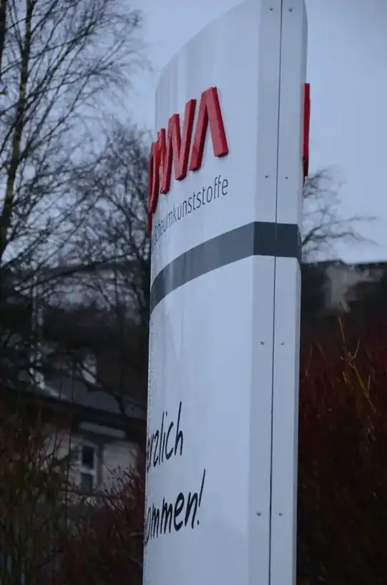 ISOWA Pylon Detail – Licht- & Außenwerbung von Münch Werbetechnik Siegen