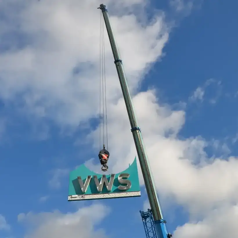 Kranmontage VWS Werbeanlage – Licht- & Außenwerbung von Münch Werbetechnik Siegen