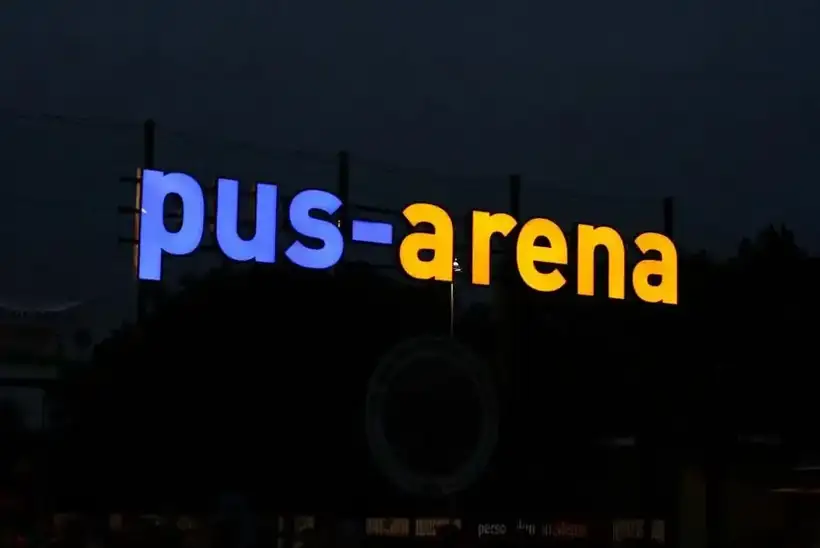 Leuchtschrift Campus-Arena – Licht- & Außenwerbung von Münch Werbetechnik Siegen