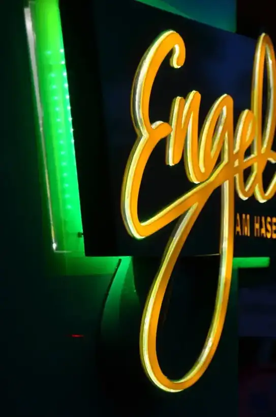 Leuchtschrift Engel Detail – Licht- & Außenwerbung von Münch Werbetechnik Siegen