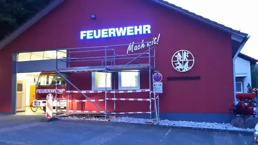 Leuchtschrift Feuerwehr Eschenbach – Licht- & Außenwerbung von Münch Werbetechnik Siegen