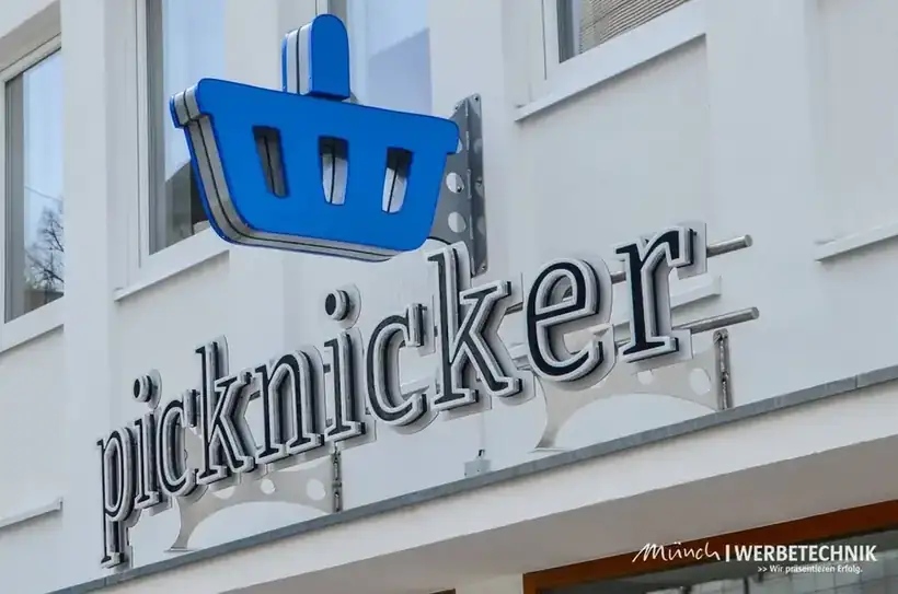picknicker Buchstaben tagsüber – Licht- & Außenwerbung von Münch Werbetechnik Siegen