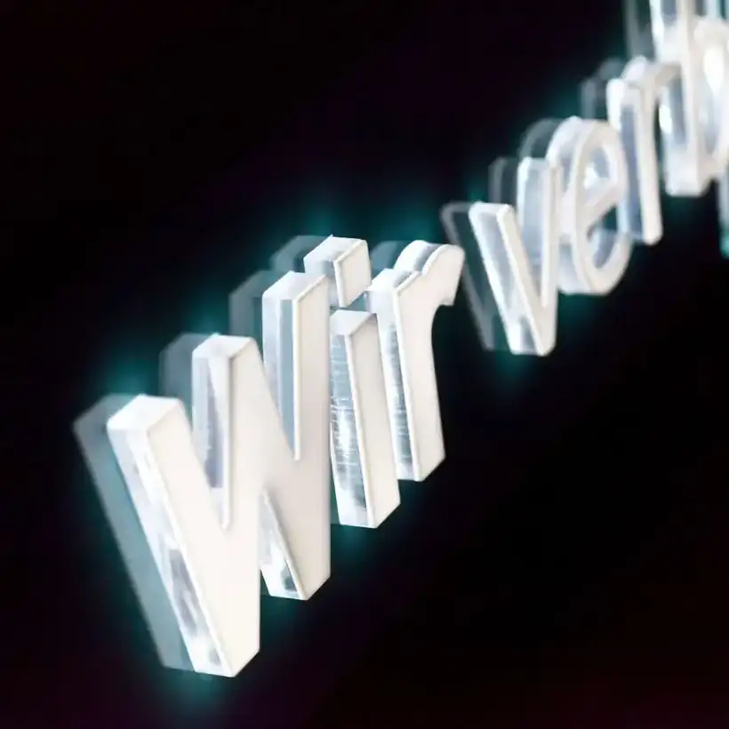 Profilbuchstaben Wir präsentieren – Licht- & Außenwerbung von Münch Werbetechnik Siegen