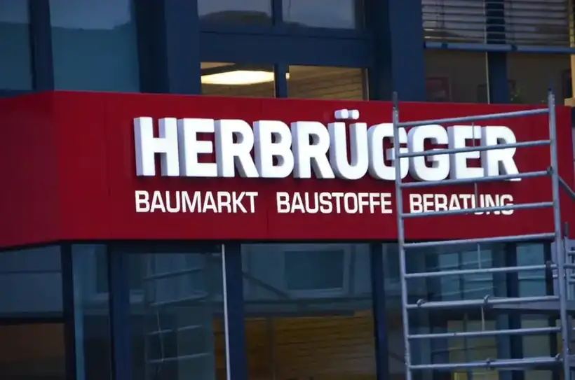 Schriftzug Herbrügger – Licht- & Außenwerbung von Münch Werbetechnik Siegen