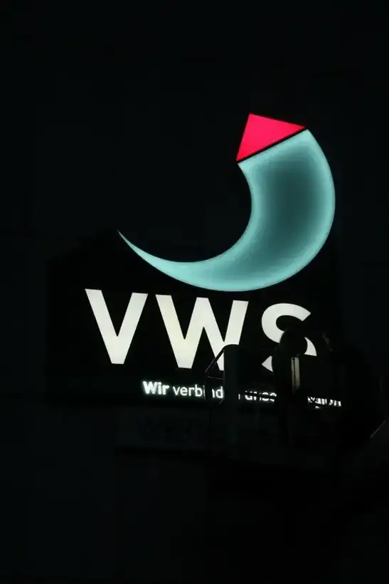VWS Leuchtwerbung beleuchtet – Licht- & Außenwerbung von Münch Werbetechnik Siegen
