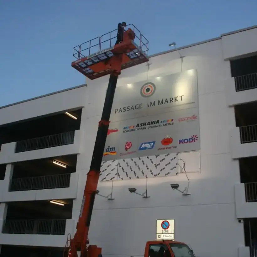Werbeanlage Passage im Markt – Licht- & Außenwerbung von Münch Werbetechnik Siegen