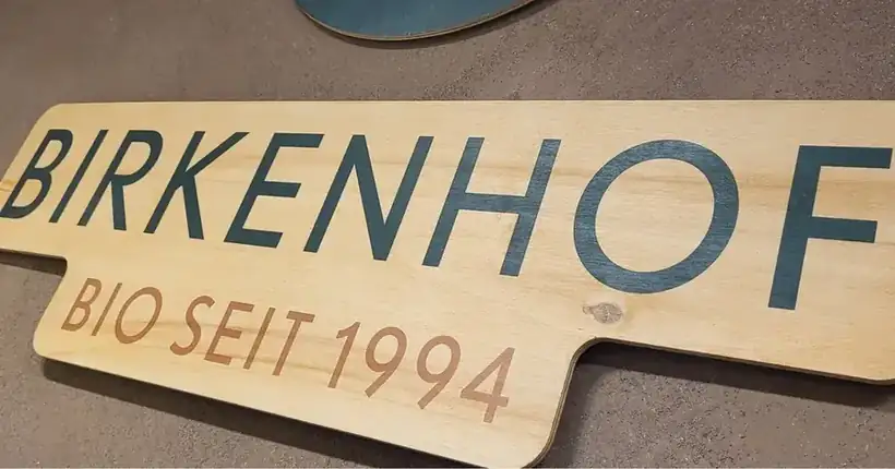 Holzschild Birkenhof Bio – Schilder & Leitsysteme von Münch Werbetechnik Siegen